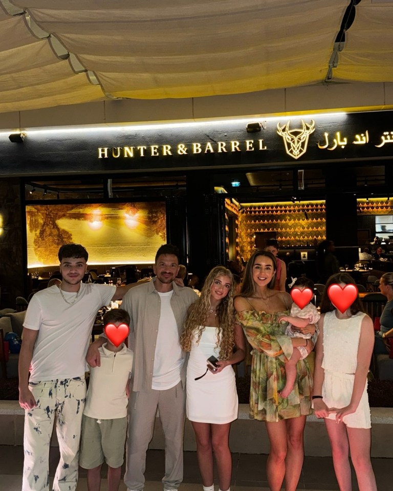 Familia posando fuera del restaurante Hunter & Barrel.