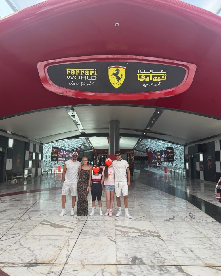 Familia posando en la entrada de Ferrari World Abu Dhabi.