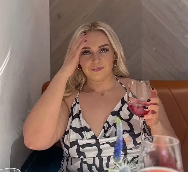 Una foto de la Sra. Thorpe sosteniendo una copa de vino 