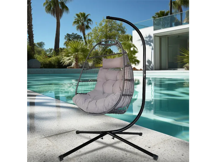 Colgando silla de huevo con cojín gris y soporte negro junto a la piscina.