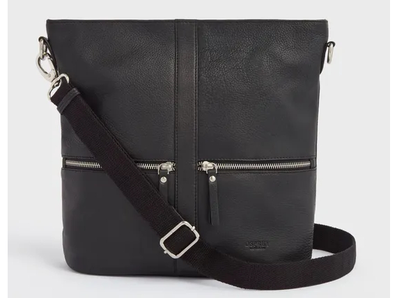 Bolsa de cuerpo de cuero negro con bolsillos con cremallera.