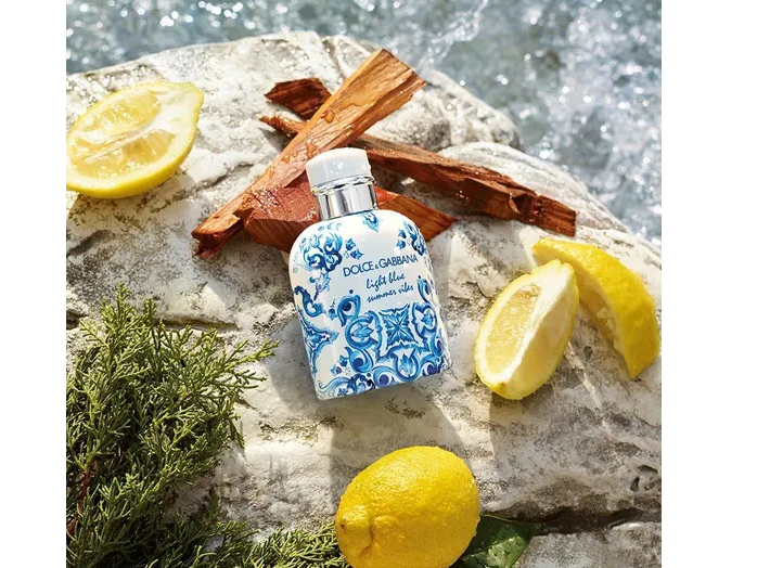 Dolce & Gabbana Blue Blue Vibes Bottle de perfume con limones y madera.