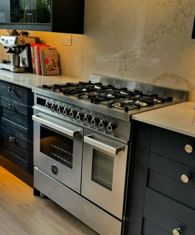 Publicación de Instagram que muestra una olla de rango Bertazzoni en una cocina oscura.