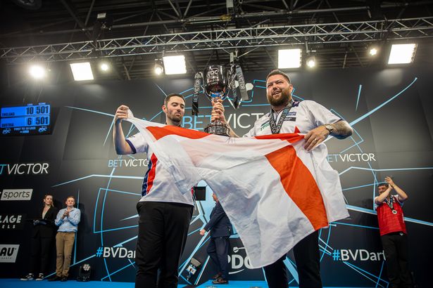 Luke Humphries y Michael Smith celebran después de vencer a Austria en la final de la Copa Mundial de Darts