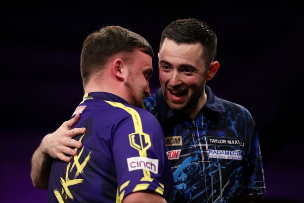 Exeter, Inglaterra - 27 de febrero: Luke Humphries of Inglaterra celebra la victoria mientras comparte una broma con Luke Littler de Inglaterra después del último partido en la noche cuatro de los Darts de la Premier League de Betmgm 2025 en el Westpoint Arena el 27 de febrero de 2025 en Exeter, Inglaterra. (Foto de Ryan Hiscott/Getty Images)