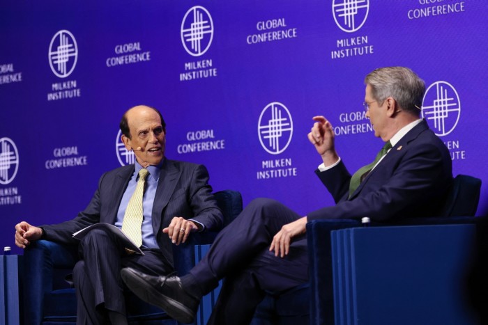 Michael Milken, izquierda, en conversación con el Secretario del Tesoro Scott Bessent