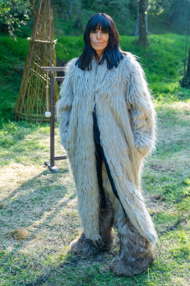 Claudia Winkleman con un abrigo largo y esponjoso y botas peludas.