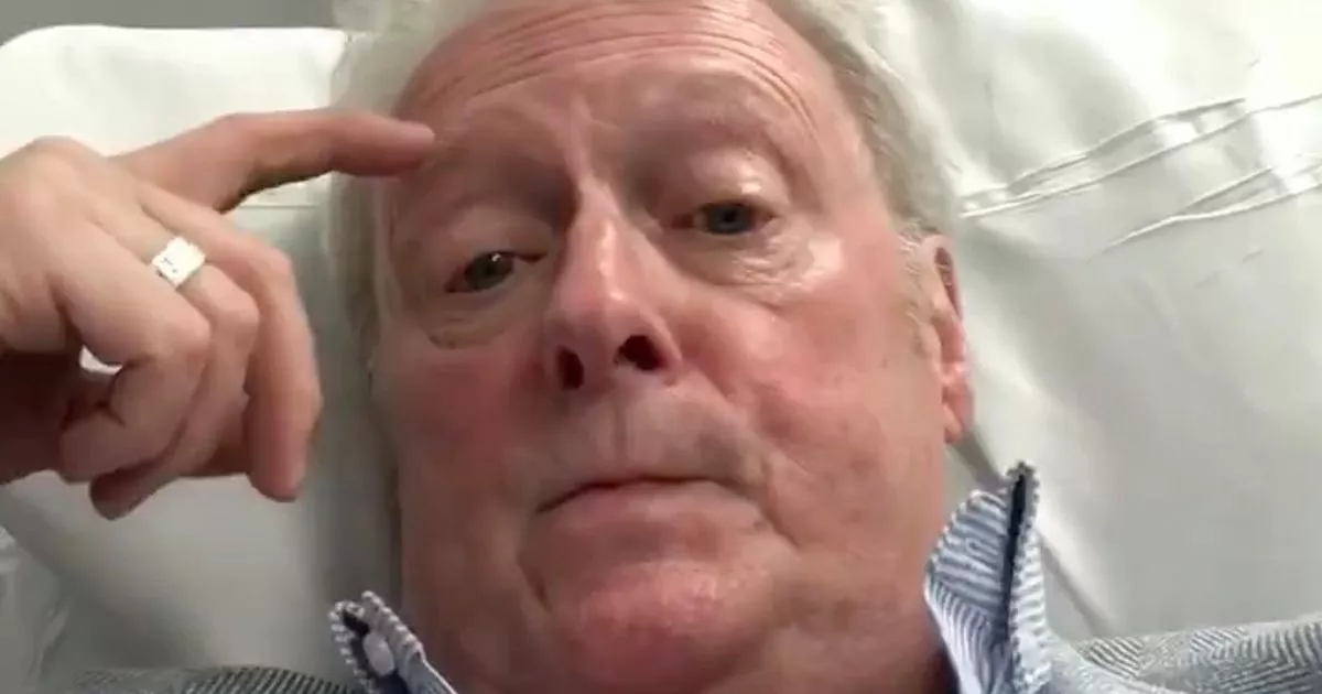La leyenda de Coronation Street Charlie Lawson ofrece una actualización