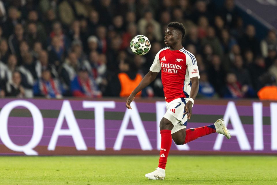 Bukayo Saka del Arsenal que controla el balón durante un partido de la UEFA Champions League.