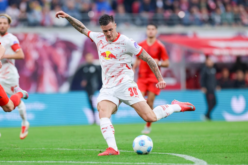 Benjamin Sesko de RB Leipzig controla el balón durante un partido de fútbol.