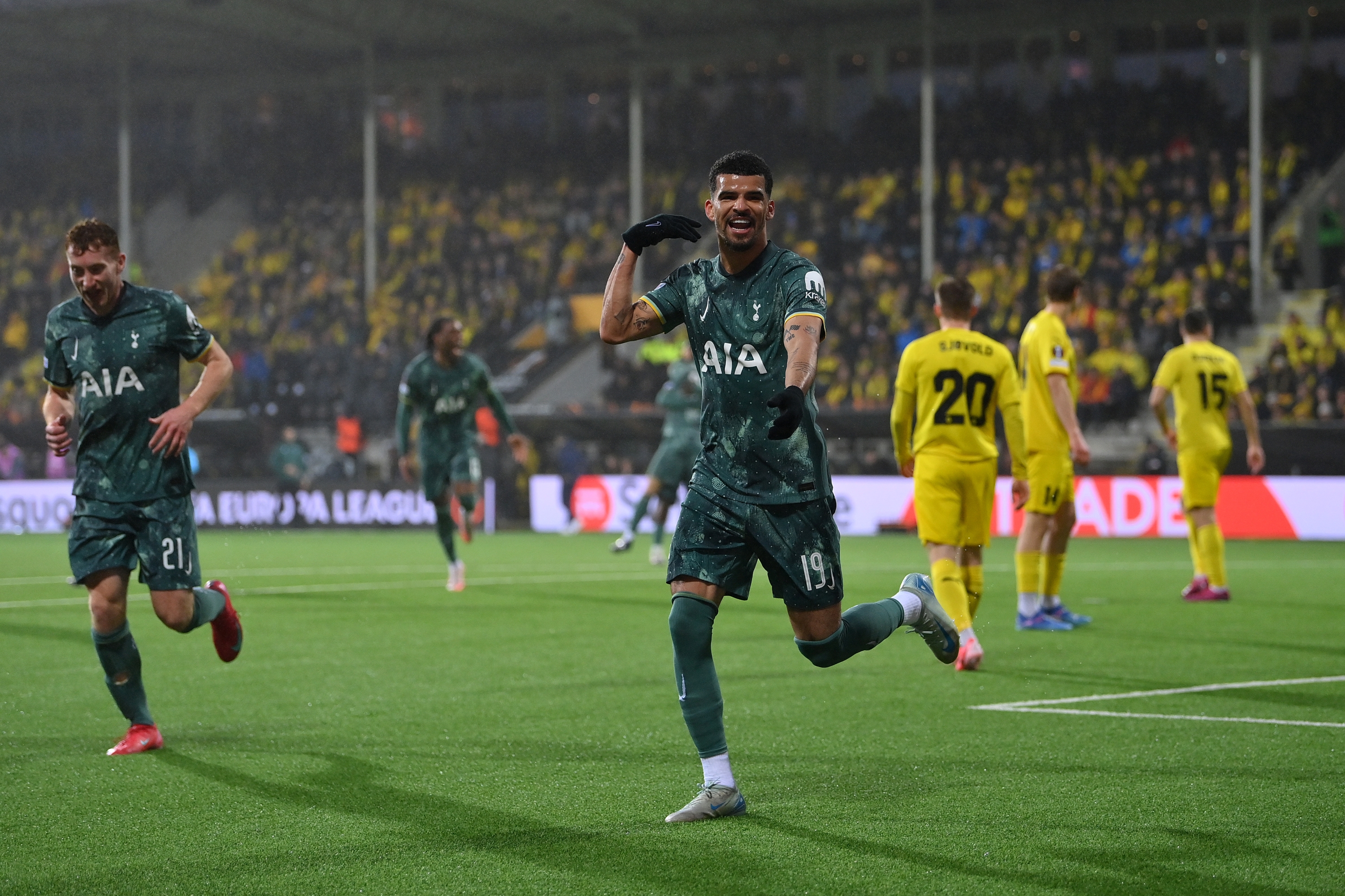 BODO, Noruega - 08 de mayo: Dominic Solanke de Tottenham Hotspur celebra anotar el primer gol de su equipo durante la UEFA Europa League 2024/25 Final Segundo partido de etapa Bethaen Fk Bodo/Glimt y Tottenham Hotspur en la estadión Aspmyra el 08 de mayo de 2025 en Bodo, Norway. (Foto de Justin Setterfield/Getty Images)