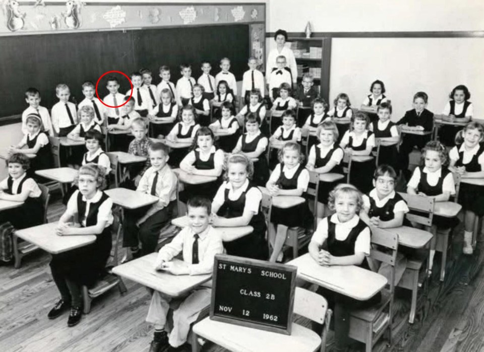 Foto en blanco y negro de Robert Prevost, el recién elegido Papa, cuando era niño en un salón de clases.