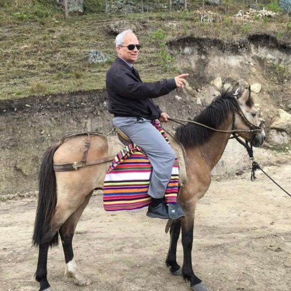 Papa Robert Prevost Ponga a caballo.