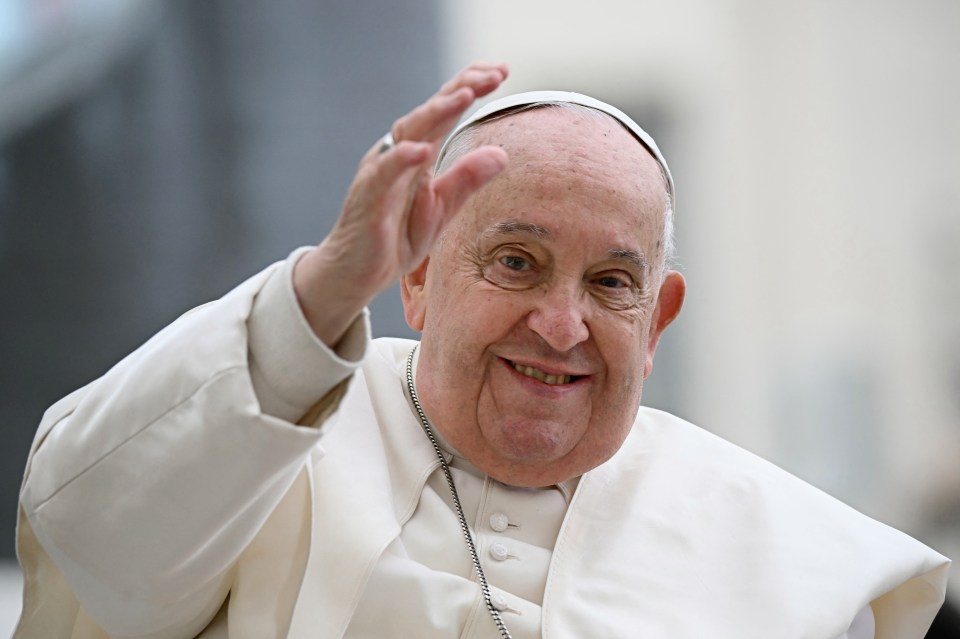 El Papa Francisco saluda a una multitud.