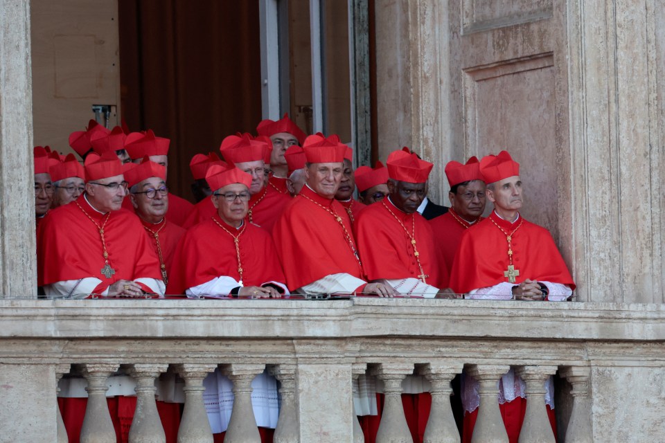 Cardinals en un balcón en el Vaticano.