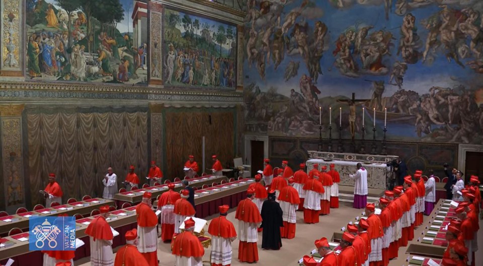 Pantalla de electores cardinales que ingresan a la Capilla Sixtina.