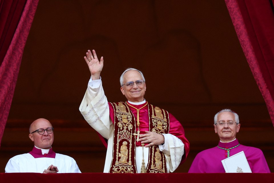 El recién elegido Papa Leo XIV saludando desde un balcón.