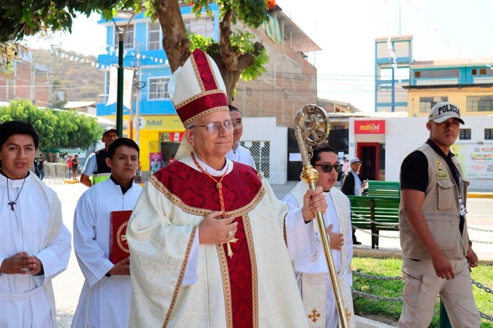 El obispo Robert Prevost lidera una celebración de aniversario de la Diócesis de Chulucanas, Perú, en agosto de 2024