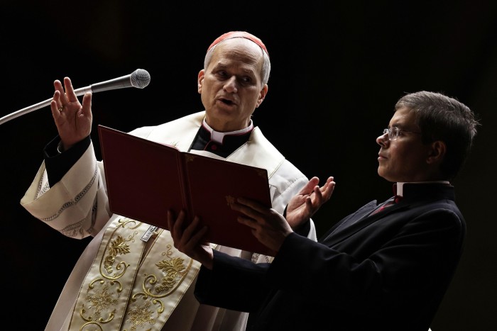 El cardenal Robert Prevost lidera las oraciones del rosario por la salud del Papa Francisco en la Plaza de San Pedro el 3 de marzo de 2025 en la ciudad del Vaticano