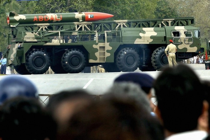 Los espectadores pakistaníes observan un misil Hatf II o Abdali, capaz de llevar ojivas nucleares con un rango de 180 km