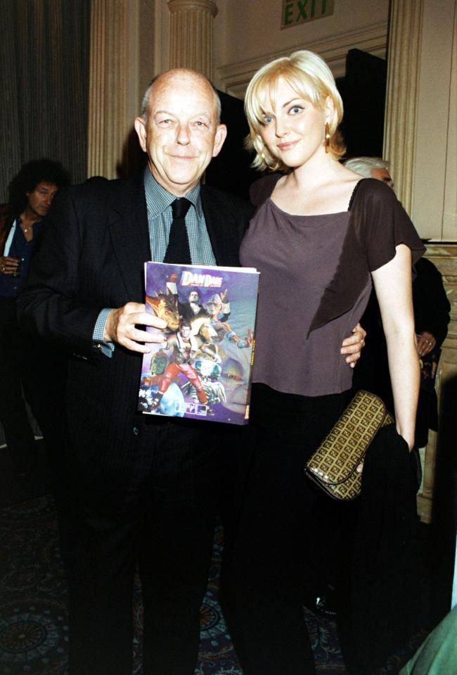 Sophie Dahl y su padre Julian Holloway en un lanzamiento de cómics de Dan Dare.