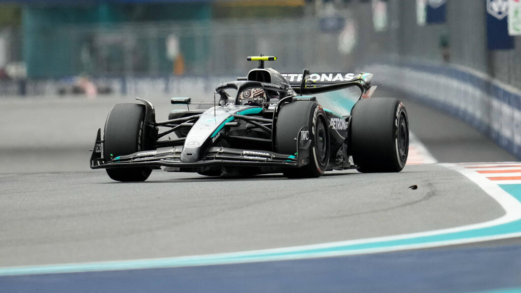 Salida de Antonelli en la prueba de Mercedes