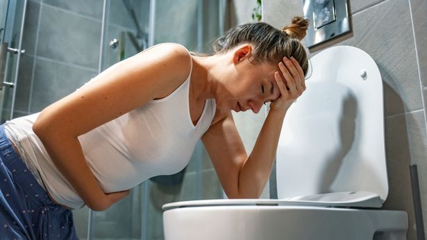 Mujer vomita al baño