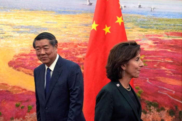 Vicepresidenta china He Lifeng y entonces Secretaria de Comercio de los Estados Unidos Gina Raimondo en Beijing en 2023