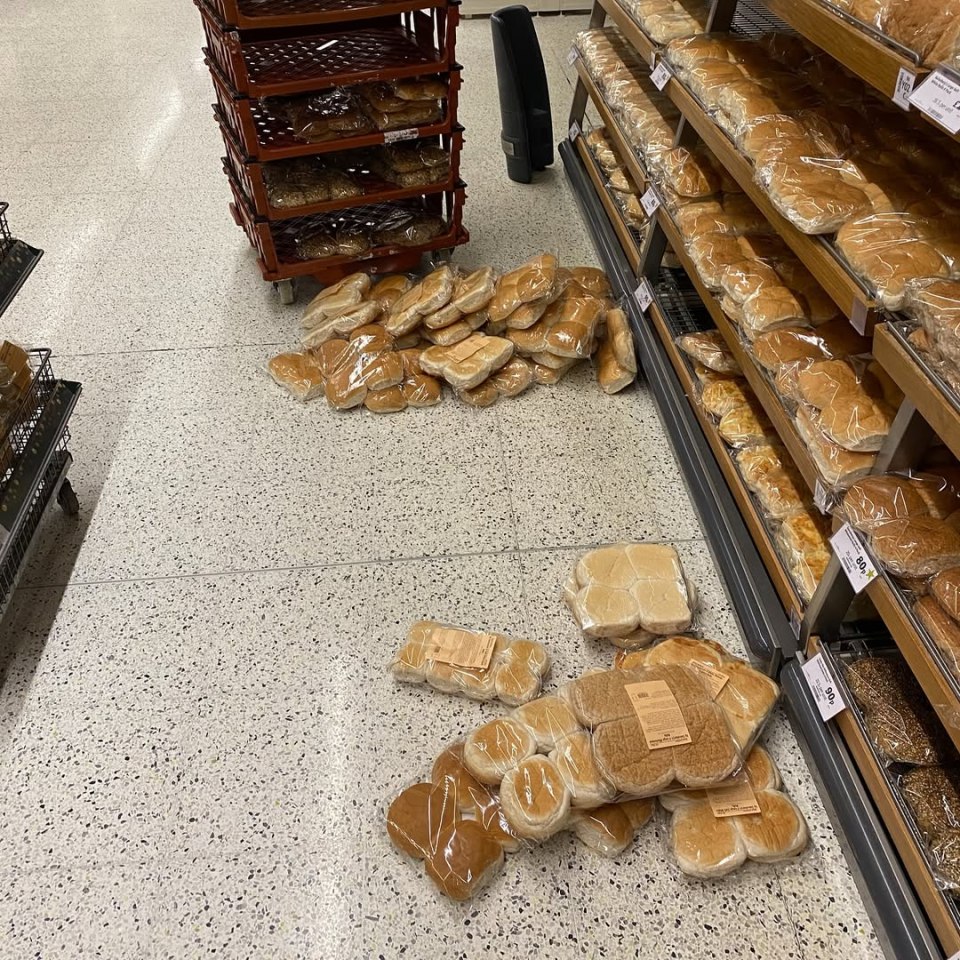 Estante de la tienda de comestibles con suministros de limpieza y productos de lavandería.