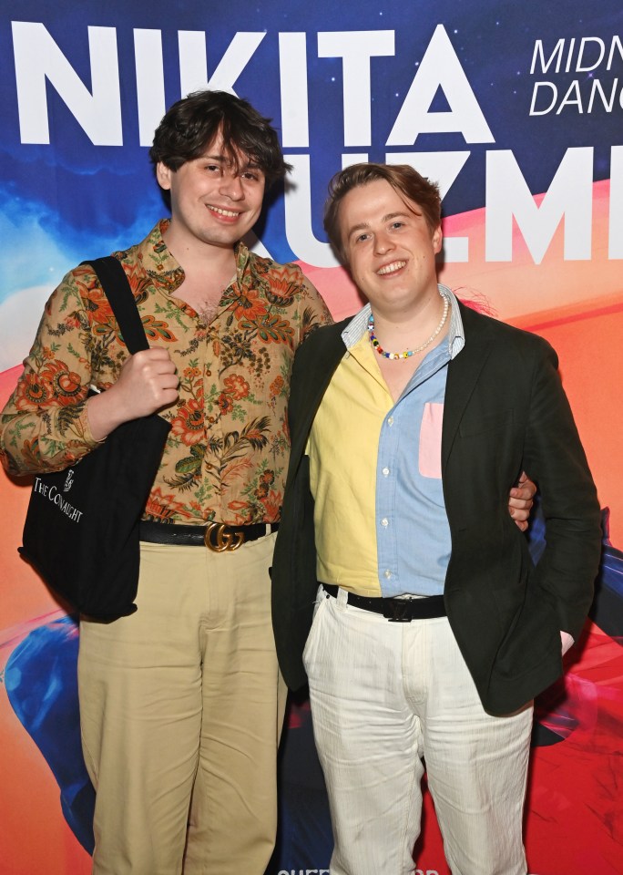 Jordan Sangha y Henry Southan en la actuación de la noche de prensa de "Nikita Kuzmin: Midnight Dancer".