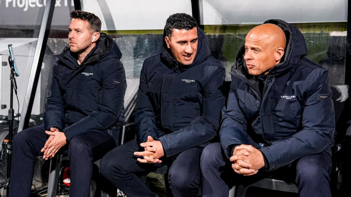 AZ extiende un contrato con el entrenador Maarten Martens hasta