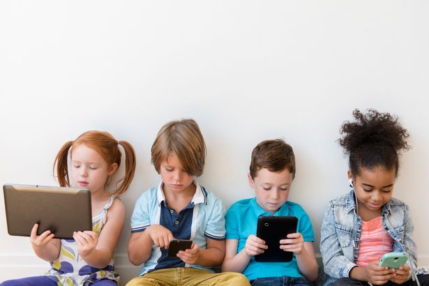 Niños en interiores en dispositivos