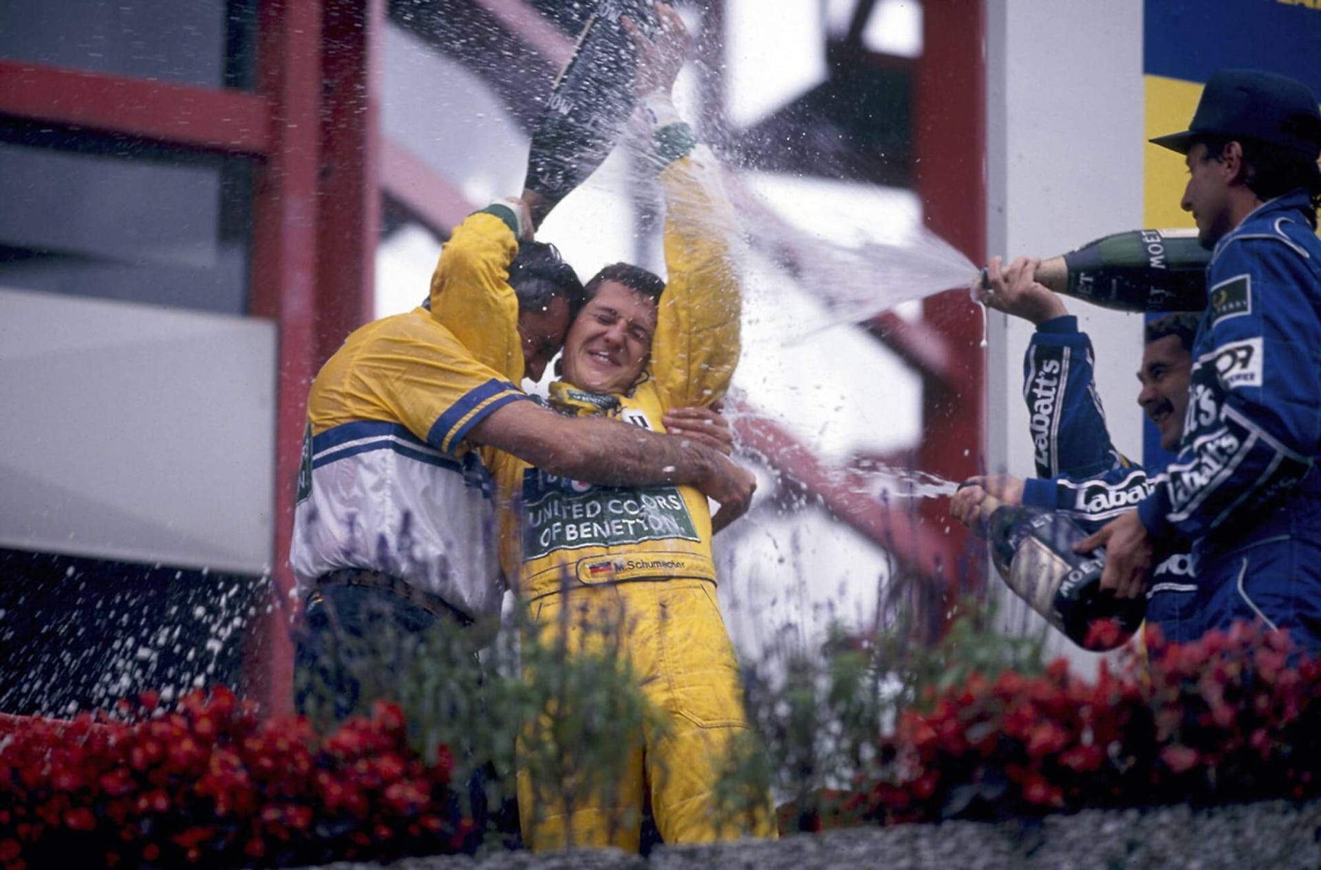 Michael Schumacher celebra con Flavio Briatore: Schumacher ganó dos títulos de la Copa Mundial en Benetton. Michael Schumacher celebra con Flavio Briatore: Schumacher ganó dos títulos de la Copa Mundial en Benetton.