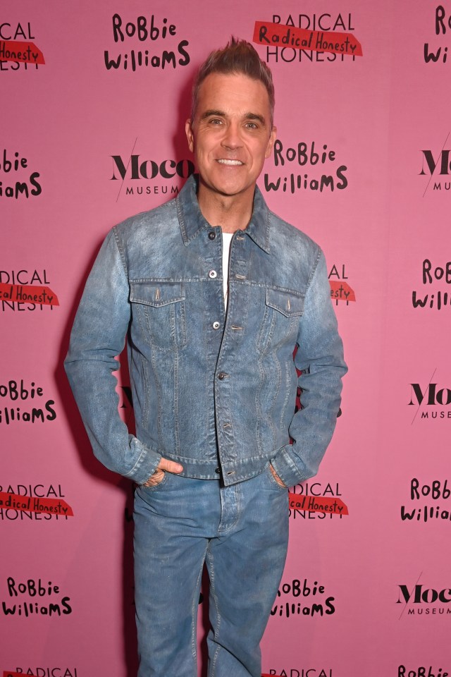 Robbie Williams en la apertura de su exposición de arte, "Honestidad radical," en el Museo Moco.