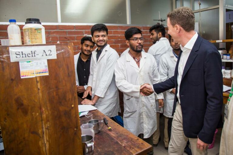 Strauss desarrolló un curso de sostenibilidad e innovación en Bangladesh