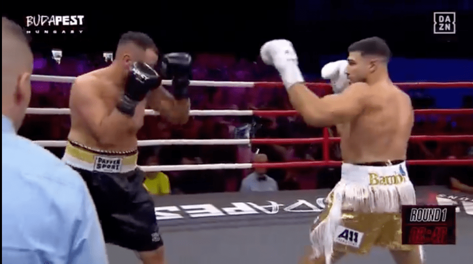 Captura de pantalla de dos boxeadores en una combinación de boxeo.