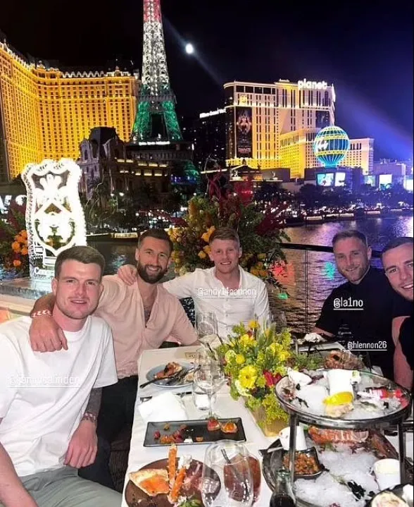 Cuatro hombres disfrutando de una comida al aire libre en Las Vegas.