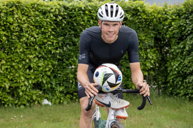 Aron Timmerman intercambia sus botas de fútbol por la bicicleta.