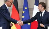 El canciller alemán Friedrich Merz y el presidente francés Emmanuel Macron sacuden su mano al final de una conferencia de prensa conjunta en el Elysée en París, Francia.