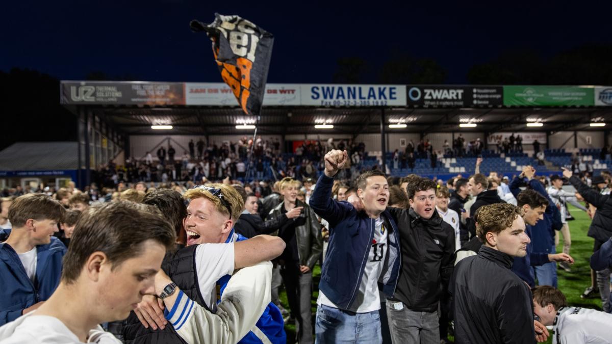 Champagne vuela por el aire después de que Telstar logra