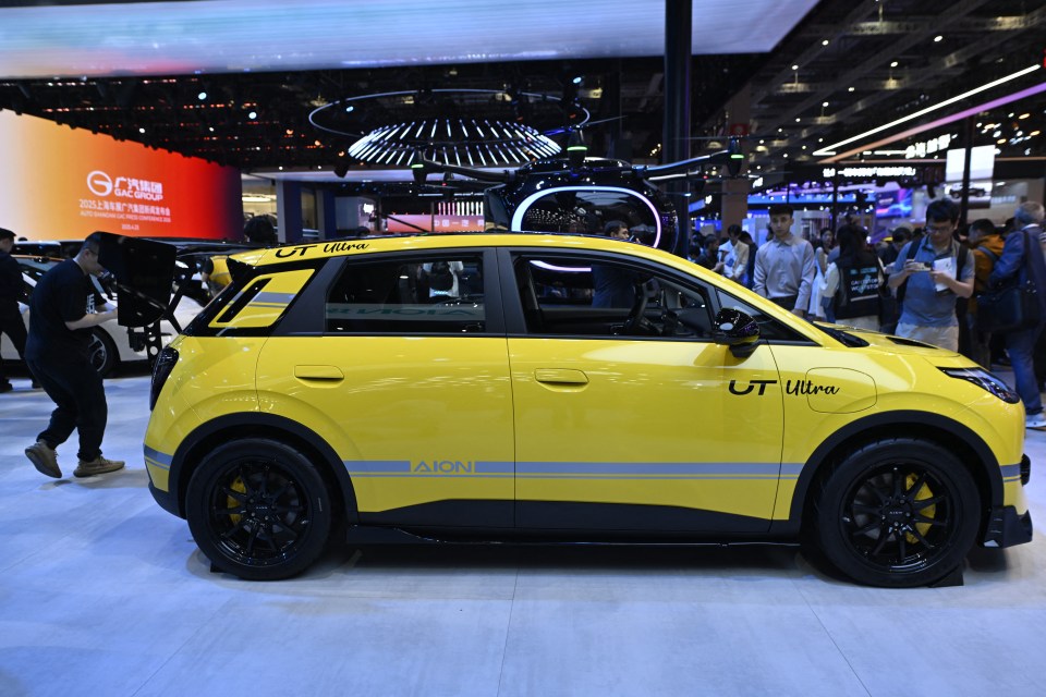 Amarillo Aion Ut Ultra Car en exhibición.