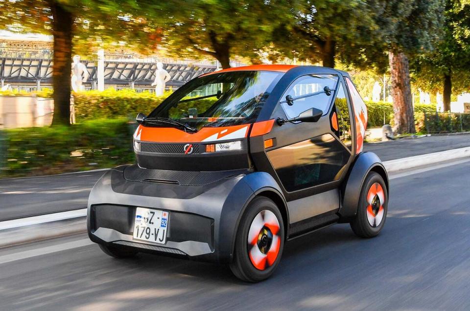 Movilizar el automóvil eléctrico del dúo que conduce en una carretera.