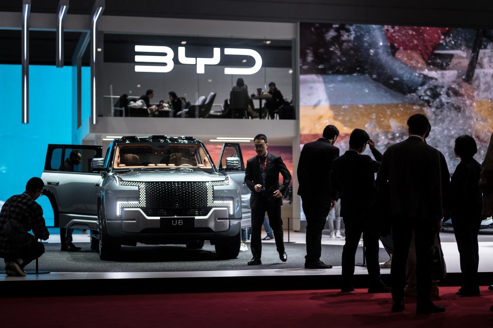 Yangwang U8 SUV en una exhibición de autos.