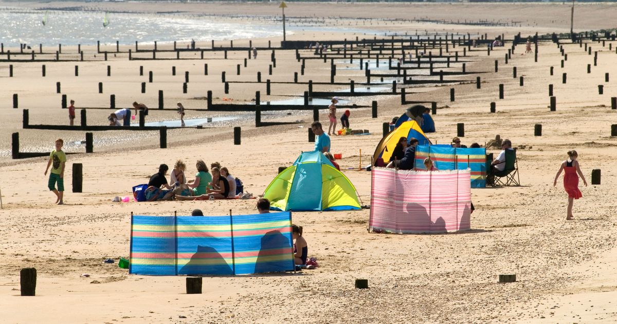 Pequeño aldea costera del Reino Unido con una bella playa