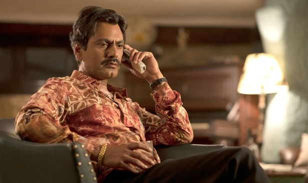 Un hombre con una camisa estampada habla por teléfono