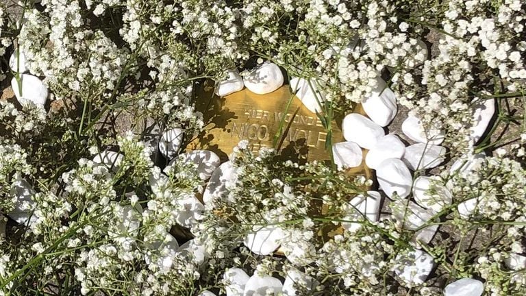 Stolperstein para Nico Wolf rodeado de flores y piedras (Foto: Willem-Jan Joachems).