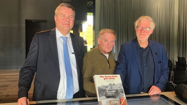Johan Van Doorn (izquierda) Maarten Swarts (centro) y Jack Didden (derecha) en una presentación del libro (Foto: Willem-Jan Joachems)
