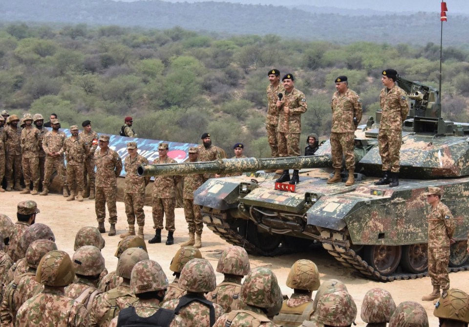El jefe del ejército paquistaní, Asim Munir, se dirige a las tropas en ejercicios militares.