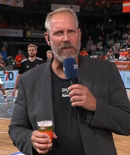 Dyn-Reporter Arne Malsch genießt ein Rasta Helles