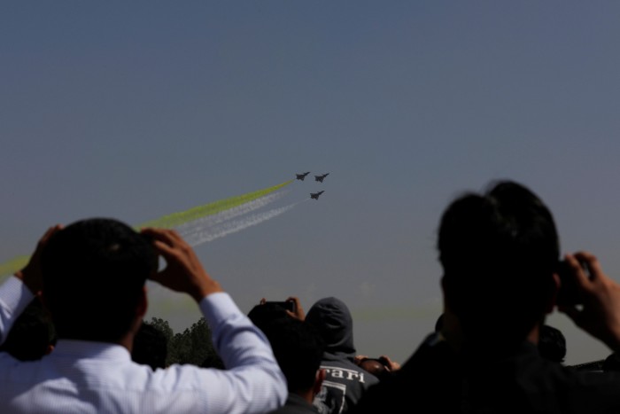 Jets de combate J-10 del equipo de acrobacias militares chinas